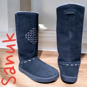 Sanuk “TOASTY TAILS” BLACK SUEDE/ FAUX FUR LINED BOOTS, SIZE 7.5. Excellent cond